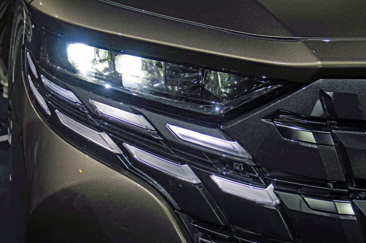 トヨタ・アルファード エグゼクティブラウンジ(ヘッドランプ)