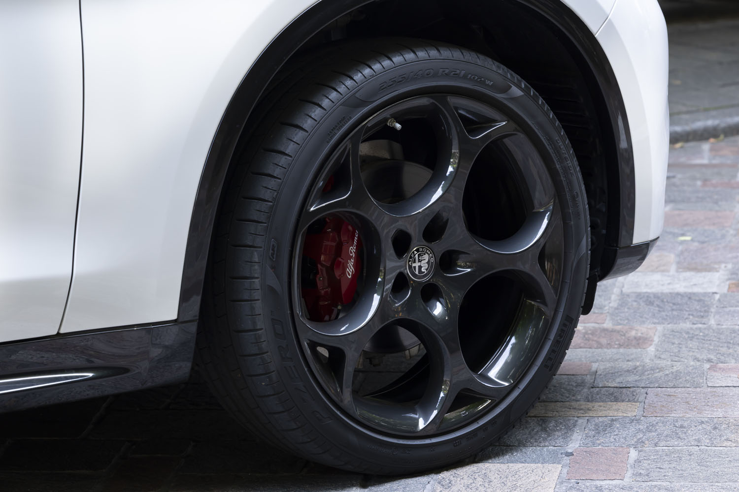 今回試乗した「ステルヴィオ2.0ターボQ4ヴェローチェ」は5ホールデザインの大径21インチホイールを装着する。鮮やかな赤のブレーキキャリパーも目を引く。