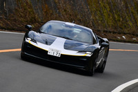 フェラーリ初の市販PHEV「SF90ストラダーレ」は、2019年10月に日本導入が発表された。車名は、SF=スクーデリア・フェラーリの、90=設立90周年を記念する、ストラダーレ=公道仕様車という意味を持つ。