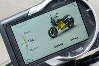 新世代の「スクランブラー」ではスロットルコントロールを電子制御化。これにより、エンジンの出力特性などの切り替えが可能となった。