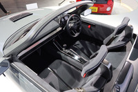 赤いストラップ式のオープナーを用いて室内からドアを開ける。実にスパルタンだ。