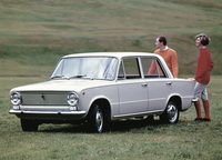 1966年に登場した、当時のフィアットの中核車種だった「124」。1.2リッター直4 OHVエンジンを積んだオーソドックスなFRサルーンだが、バランスに優れており欧州カー・オブ・ザ・イヤーを獲得。旧ソ連の「ジグリ/ラーダ」をはじめ広くライセンス生産も行われた。