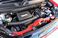 0.66リッター直3エンジンは、現行型「N-BOX」と同じ新世代ユニット。可変バルブ制御機構「VTEC」を採用することで、力強さと省燃費性の両立が図られている。