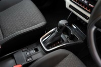 CVTのセレクターはセンターコンソールに配置。「ハイブリッドMZ」には、スズキの小型車として初めて電動パーキングブレーキが採用された。