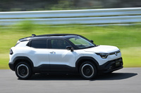 ラインナップはバッテリー容量が49kWhのFWD仕様と、同61kWhのFWDおよび4WD仕様を用意。航続距離は、49kWhのFWD仕様が400km以上、61kWhのFWD仕様が500km以上、61kWhの4WD仕様が450km以上とされている(いずれもWLTCモード)。