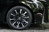 切削光輝加工とブラック塗装を組み合わせた、専用デザインの19インチアルミホイール。タイヤサイズは225/50R19で、ダンロップのハイパフォーマンスタイヤ「SP SPORT MAXX 050」が装着されていた。