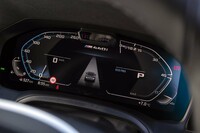 フル液晶表示のメーターパネル。反時計回りに上昇するタコメーターが特徴的。