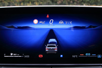 運転支援システムには現行「Sクラス」より導入が進んでいる最新世代のものを採用。状況認識能力や車両制御の精度が向上しているほか、自動緊急ブレーキを交差点での対向・飛び出し・巻き込みにも対応させるなど、機能も強化された。