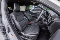 ウォームチタニウムのツインエキゾーストフィニッシャーと、ブリリアントブラックのリアスキッドプレートでスポーティーなリアビューが演出される。