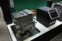 ジヤトコは、2025年度に量産を開始する電動パワートレインの、「3-in-1」(電気自動車用)と「5-in-1」(e-POWER用)を展示。前者は「日産リーフ」に、後者は「日産エルグランド」に搭載される。