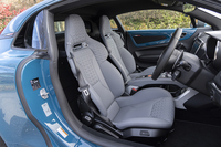 リクライニング機能とハイトコントロール、ヒーター付きシートが選べるのは「A110 GTS」のみ。ただし内装のカラーリングによってはバケットシートに変更されてしまうのでご注意を。