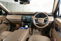 「SV」には、上質感を追求した「セレニティ」とダイナミックな意匠の「イントレピッド」の2仕様が用意されるが、今回の試乗車は前者。内装には上質なウッドや、他のグレードとは異なる専用の本革がふんだんに使われている。