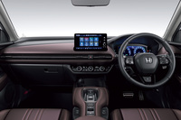 左右に広がる水平基調のインストゥルメントパネルや、運転席と助手席の間に設けられたハイデッキセンターコンソールが目を引く「ZR-V」のインテリア。シンプルで見やすく使い勝手も悪くない。