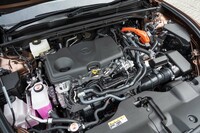 パワープラントは2.5リッター直4エンジンをベースとしたハイブリッド。システム最高出力234PSを発生する。