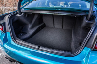 荷室容量は、5人乗車の通常使用時で530リッター。リアバンパー下に足をかざす動作でトランクリッドの開閉が行える「オートマチックトランクリッドオペレーション」を標準装備している。