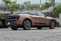 5ドアクーペのようにスリークなルーフラインを持つが、実際には独立したトランクスペースを備えたセダンである。