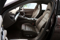 試乗車のインテリアカラーは「アゲートグレー」。フロントシートはオプションの14wayメモリー機能付き電動シートが装着されていた。