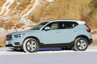 新雪の上を走る、「アシュアランス ウェザーレディー」を装着した「ボルボXC40」。同車には5つの走行モードからなるドライブモードセレクターが装備されていたが、雪の上でも「オフロード」モードを選ぶ必要はなかった。