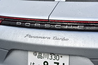 2代目となる新型「パナメーラ」シリーズは、2017年2月に日本市場へと導入された。通常モデルのほかに、ボディーとホイールベースを延長した「エグゼクティブ」や、ワゴンモデルの「スポーツツーリスモ」もラインナップされる。