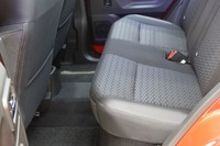 「ジムニー」の5ドア(写真)と3ドアの後席では、ニールームだけでなく座面の形状も異なる。