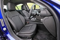 「2.0ターボ スプリント」にはナチュラルレザーシートが標準装備。6wayの電動調整機構を備えている。