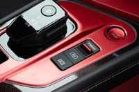 パワートレインの制御には「NISMOスポーツリセッティング TYPE-2」を採用。6つのドライブモードのうち5つのモードが独自の調律となり、特に「NISMO」モードでは、ワインディングロードやミニサーキットなどで、より力強い加速が持続するようになる。