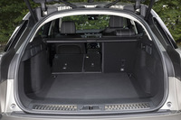 荷室の容量は5人乗車時で673リッター。3分割式の後席を前方に倒すことで、最大1731リッターにまで拡大できる。