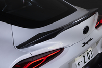 リアエンドにはカーボン製のダックテール型スポイラーを装備。もともと少し跳ね上がるような形状になっており、そこにかぶせるように装着されている。