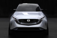 新型「CX-5」のフロントマスクのイメージスケッチ。
ほった「このイメージから、いろいろあって実車のあのデザインに行き着くわけですね」
渕野「フロントマスクは、とにかくこねくり回しますからね……」