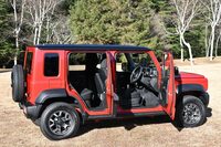 世の趨勢(すうせい)やクルマの使われ方を思うと、とうの昔に5ドアがあってもよかった気がするのだが……。やはり倹約家のスズキのこと、「ボディーバリエーションはひとつに抑えたい(日本の軽規格を考慮すると、必然的に3ドアのみになる)。設計の細分化によるコスト増を抑えたい」という意図があったのかもしれない。