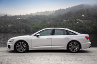 「A6」のサイドビュー。Cピラーにクオーターガラスを持つシックスライトのデザインは、「アウディ100」の時代から受け継がれるA6の伝統である。