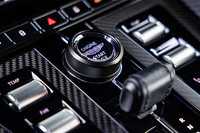 エンジンのスタート/ストップスイッチをセンターコンソールパネルに配置。スイッチの外周にドライブモードを切り替えるダイヤルが備わっている。