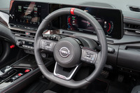 ステアリングホイールには赤のセンターマークと「nismo」ロゴが入る。