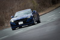 「SS」には、発進時のエンジン回転数やリアタイヤのスリップ率を選択できるカスタムローンチコントロールと、ドラッグレースでリアタイヤを温める際に重宝するラインロック機能が装備された。