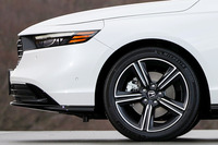 オーバーハングが長いクルマで装飾類を排すると、ご覧のとおり、よりハナの長さが強調されるようになる。写真は「ホンダ・アコード」。