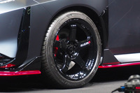 タイヤには245/45R18サイズの「ミシュラン・パイロットスポーツ4」を採用。ホイールには18インチ×9.0Jの「NISMO LM GT4」が組み合わされる。
