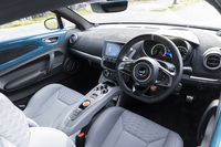 装備充実が自慢の「A110 GTS」は全27タイプの外装と、全7タイプの内装が選べる。この試乗車はグレー内装をチョイスしており、明るいトーンがいい感じだ。