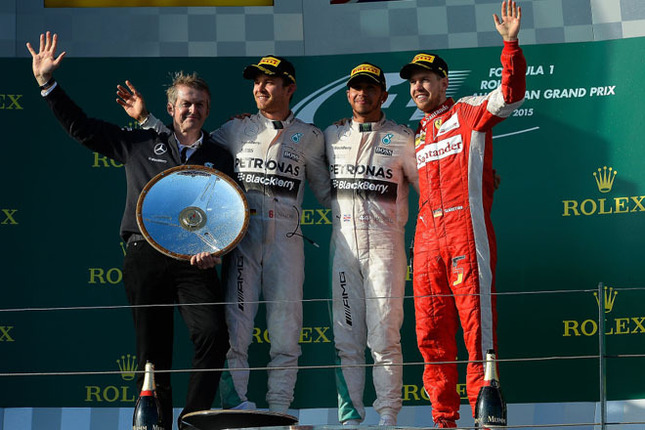 開幕戦オーストラリアGPを制した前年王者ルイス・ハミルトン(右から2番目)。ニコ・ロズベルグ(同3番目)が2位に入り、チャンピオンチームのメルセデスは初戦から1-2フィニッシュを達成した。3位はフェラーリに移籍したセバスチャン・ベッテル(同一番右)。(Photo=Ferrari)