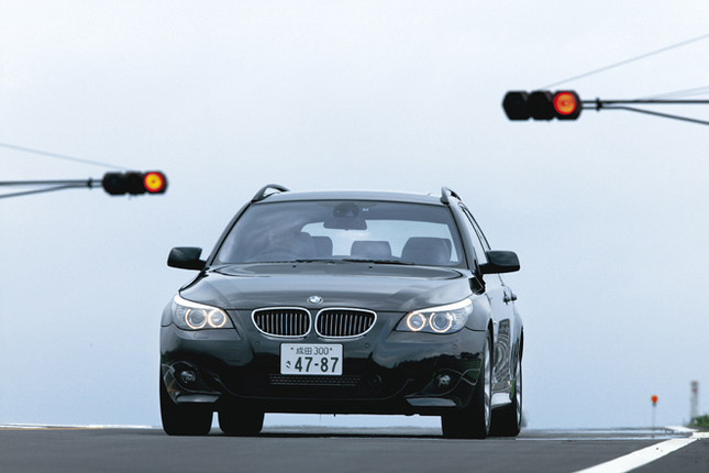 【スペック】全長×全幅×全高=4855×1845×1490mm/ホイールベース=2885mm/車重=1920kg/駆動方式=FR/4.8リッターV8DOHC32バルブ(367ps/6300rpm、50.0kgm/3400rpm)/価格=1023万円