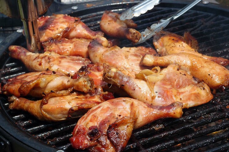 これは「チキン」。ニンニクのみじん切りと「ヨシダソース」でマリネしたもも肉を、107~121度の温度で約2時間スモーク。その後、スパイスを塗り込みさらに1時間調理して、ようやく完成する。