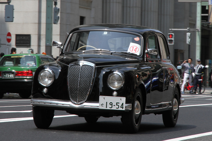 1954年「ランチア・アッピア ベルリーナ」。Bピラーのない観音開きドアを備えたボディーに1.1リッターV4エンジンを積んだ、上質な小型ベルリーナ。