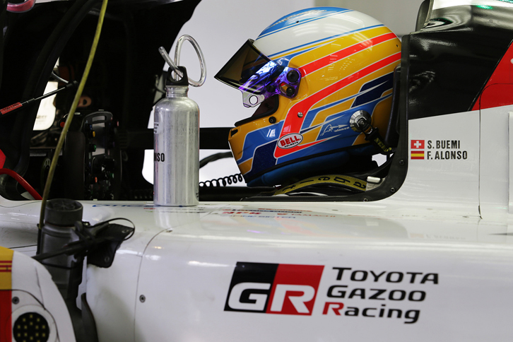 「TS050 ハイブリッド」でテスト走行に臨む、フェルナンド・アロンソ。