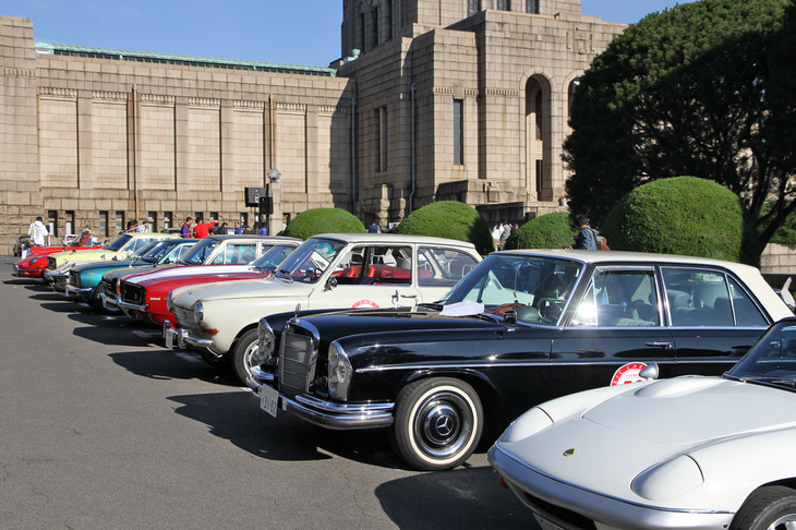 絵画館前に生産国、メーカーの別を問わず年式順に並べられた参加車両。