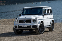 2023年10月23日に国内での注文受け付けが始まった「メルセデス・ベンツG580 with EQテクノロジー」。この記事には白(写真)とグレーの車両が登場するが、どちらも同じ導入記念特別仕様車の「エディション1」(2635万円)。