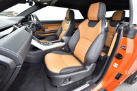 パーフォレイテッドウィンザーレザーを用いた「HSEダイナミック」シート。「ラグジュアリーシートパック」を選んだ試乗車のものには、マッサージ機能が備わっていた。