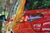 マイナーチェンジでLED式になった、リアコンビランプ。ウインカーの光が流れるように点滅する「ダイナミックターンインジケーター」と合わせてオプション設定される。