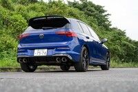 大型化されたリアスポイラーとアクラポヴィッチ製のチタンエキゾーストシステムを装備する。