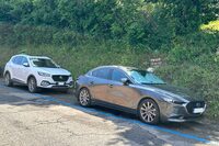 ルーマニアから来た「マツダ3セダン」。左は上海汽車系の「MG HS」。