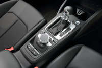 トランスミッションはデュアルクラッチ式の7段ATのみ。シフトレバーの手前には、インフォテインメントシステムの操作スイッチが並ぶ。