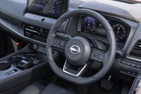 Dシェイプのステアリングホイールは全車が本革巻き。チルト、テレスコピックとも調整幅がたっぷりとしているのがうれしい。